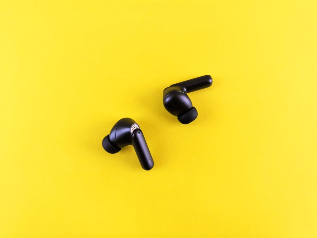 smart earbuds range