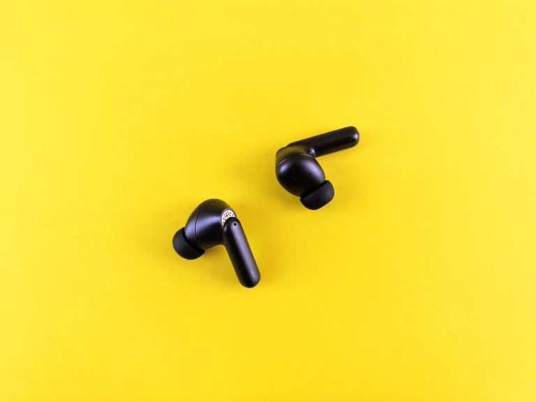 smart earbuds range